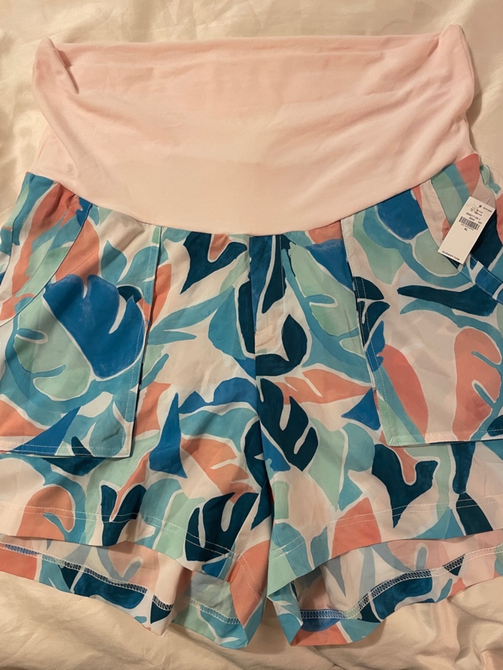 Old Navy Maternity Rollover Waist Stretch Cargo Shorts floral beach quick dry